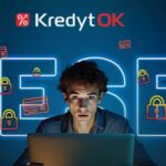 Przestraszony młody mężczyzna przed laptopem. W tle neonowy napis PESEL i ikonki kłódek i kart kredytowych.