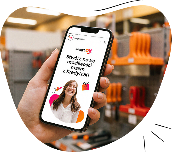 Klientka KredytOK przeglądająca ofertę na telefonie
