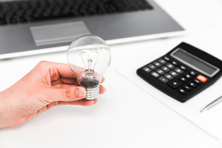 Jak oszczędzać na rachunkach za prąd – praktyczne porady